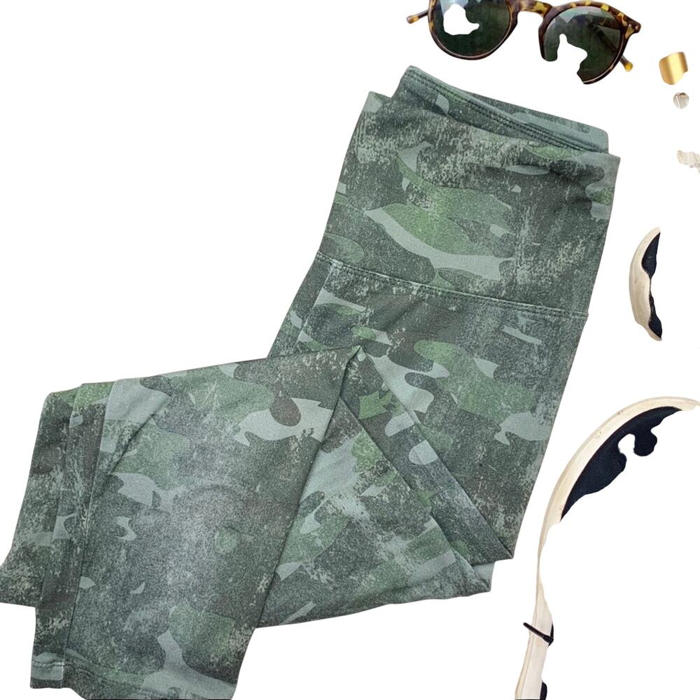 Marika Camo Capri Leggings